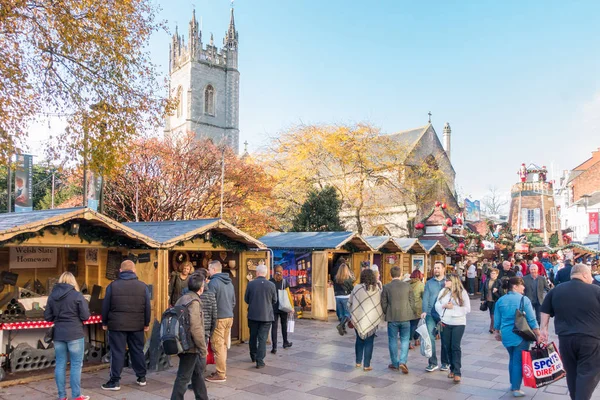 İnsanlar Noel pazarı Cardiff şehir merkezinde, İngiltere'de ziyaret     