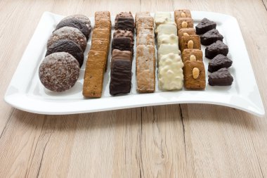 Alman Gingerbreads beyaz plaka üzerinde ürün yelpazesine 