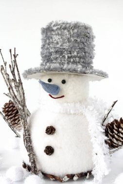 Portre, el yapımı kartopu tarafından çevrili kardan adam