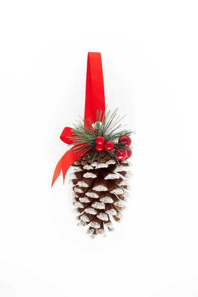 Büyük asılı Noel çam kozalağı dekore edilmiştir. 