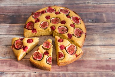 İncir ve ahşap arka plan frambuazlı pasta dilimleri