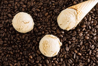 Kahveli dondurma ve koni üzerinde kahve çekirdekleri 2 kaşık toz