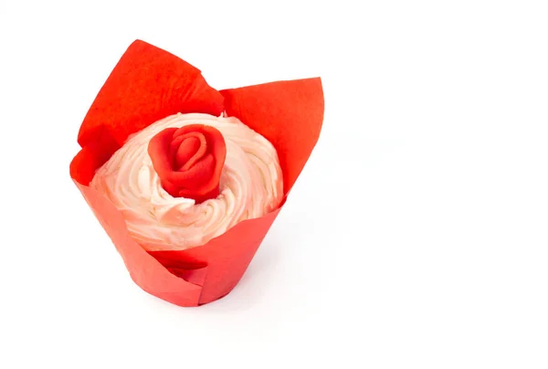 Valentines košíček s rudou růži na bílém — Stock fotografie