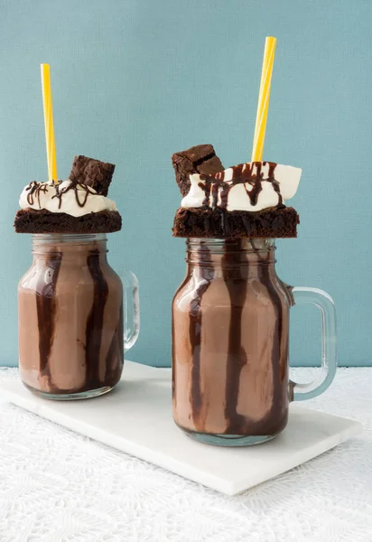 İki çikolatalı Freakshakes, milkshake, çikolatalı kek ile   