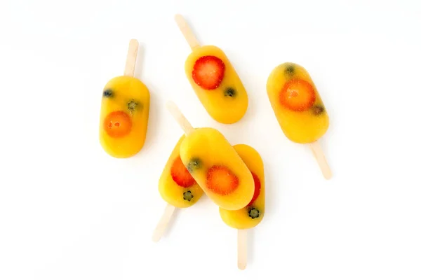 Disposizione di Pops di ghiaccio di frutta sul bianco — Foto Stock