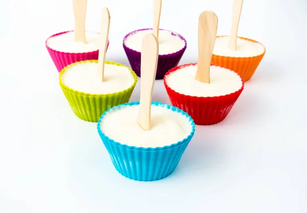 Cupcake Casi pieni di gelato alla vaniglia — Foto Stock