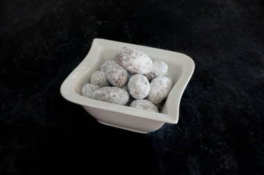 Tatlı çikolata kaplı badem bir kase  