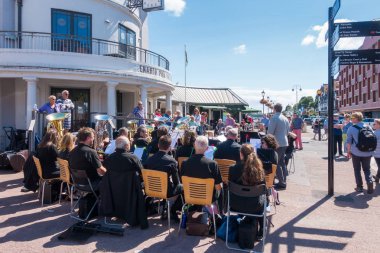 Bando müziği Penarth iskelesi önünde