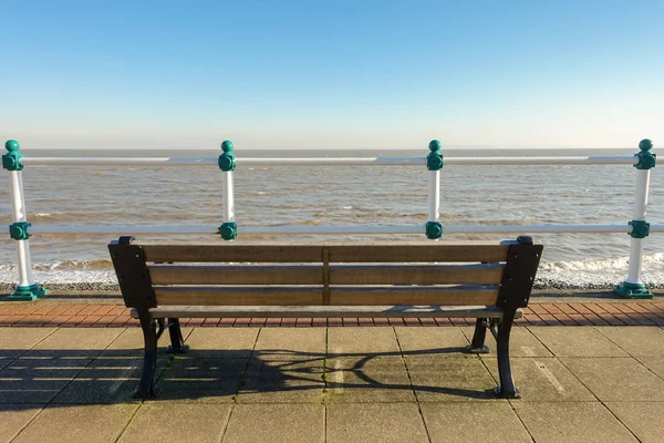 Empty Bench Overlooking the Sea — Stock Photo, Image