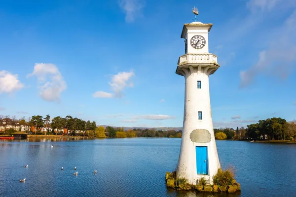 Public Roath Park Lake e Robert Scott Memorial farol — Fotografia de Stock