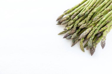 Beyaz arkaplanda yeşil kuşkonmaz