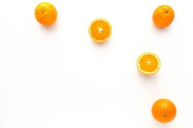 Bütün ve yarıya portakal beyaz