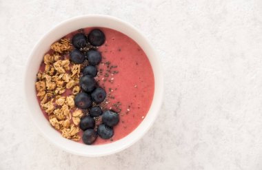 Yaban mersini ve Granola ile ev yapımı Berry güler yüzlü 