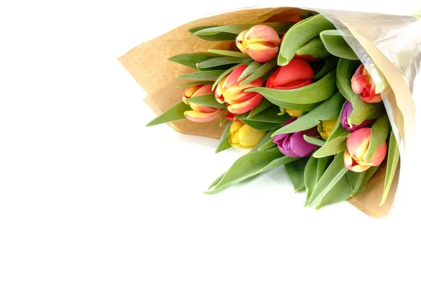 Buquê de tulipas arco-íris em papel marrom — Fotografia de Stock