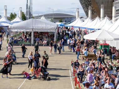İnsanlar kendilerini Cardiff yemek Festivali tadını çıkarıyor 