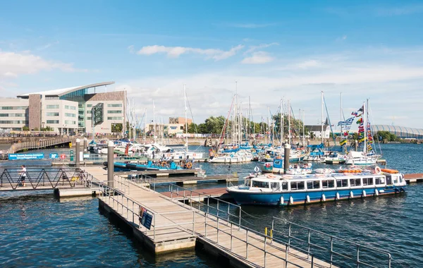 Cardiff Bay con barche, Chiesa norvegese e medico che hanno esperienza — Foto Stock