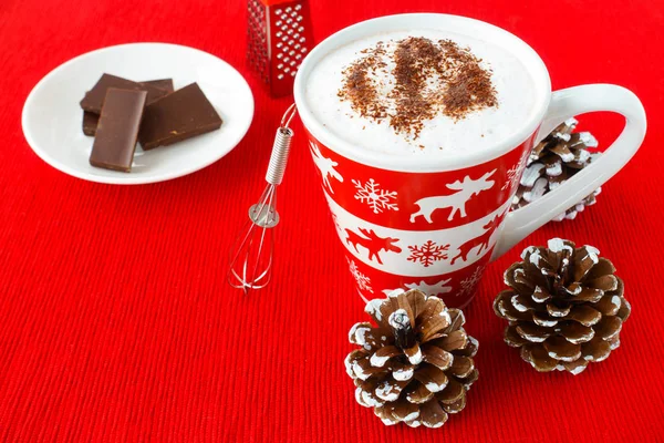 Heiße Schokolade im festlichen Becher mit Wintermotiven — Stockfoto