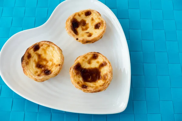 Trois Pastel de Nata portugais sur une assiette — Photo