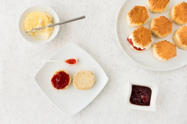 Cônes à la crème coagulée et confiture de fraises — Photo