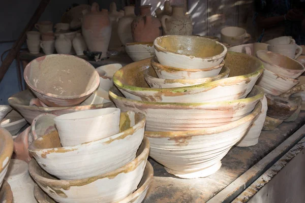 El yapımı kil kase bir pazarda Fas 