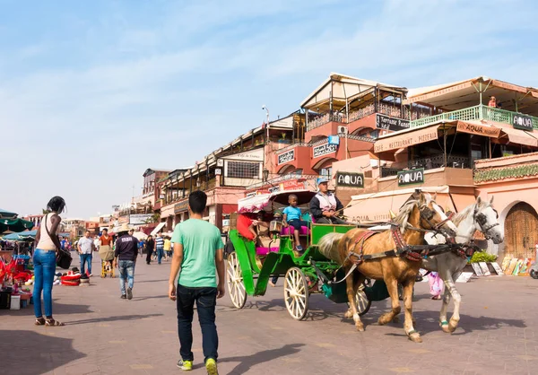 Atlı arabası Jemaa el Fnaa kare üzerinde