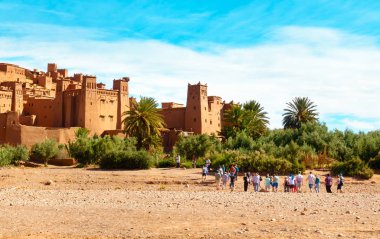 AIT Benhaddou, Fas doğru yürüyen turist