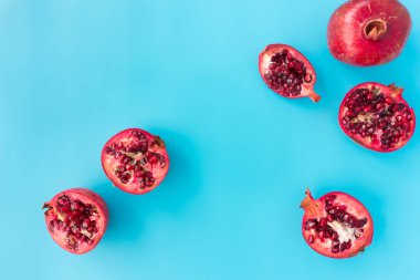 Nar bütün ve mavi arka plan kesim  