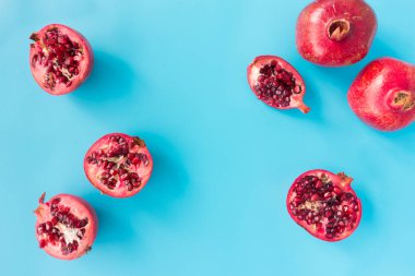 Mavi arka plan üzerinde tüm ve kesme nar