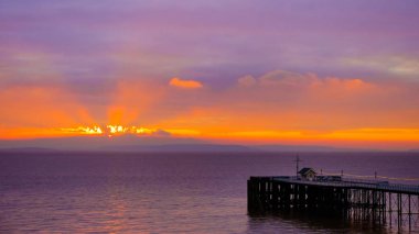 Deniz, Penarth iskele ve gökyüzü arka plan ile gündoğumu 