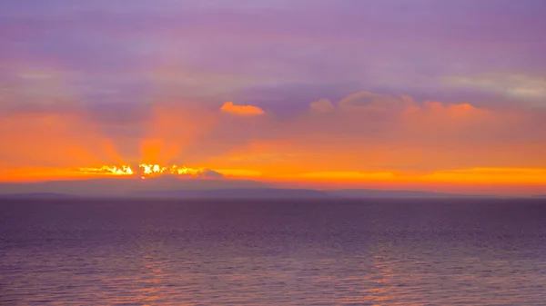 Kleurrijke Sunrise met zee en hemelachtergrond — Stockfoto