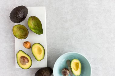 Genel olarak, yarıya ve Scooped avokado,   