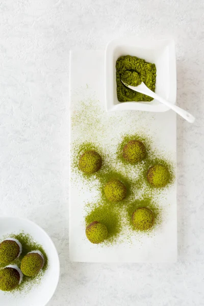 Matcha çikolata topları ve Matcha toz