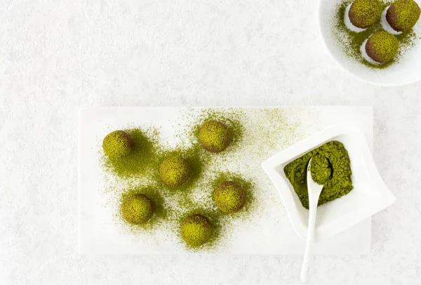 Doğrama kurulu mermer üzerinde Matcha çikolata Truffles