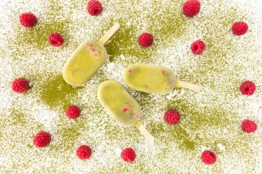 Matcha ve Matcha toz üzerinde ahududu Popsicles   