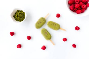 Üç Matcha ve beyaz arka plan üzerinde ahududu Popsicles  