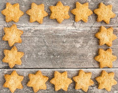 Kahverengi Ormanda Noel Yıldızı Kurabiyeleri