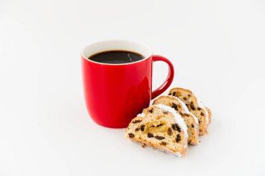 Çalıntı Dilimler ve Kırmızı Kupa Beyazda izole edilmiş kahve ile dolu.