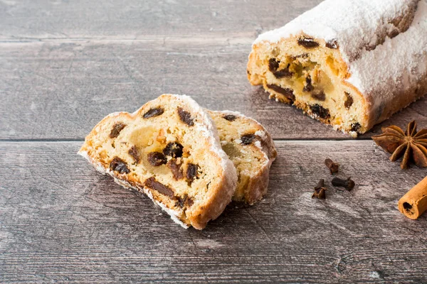 Stollen con Marzapane su legno invecchiato rustico marrone scuro — Foto Stock