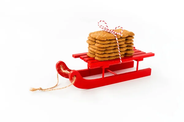 Spekulatius, Speculaas, Speculoos en trineo de madera roja aislado en blanco — Foto de Stock