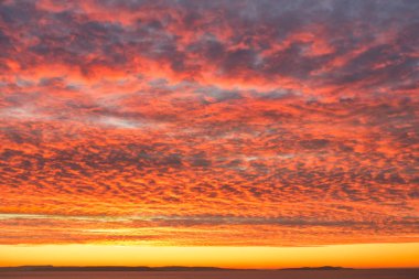 Şiddetli Orange Sunrise Sky ve dramatik uskumru bulutu oluşumu