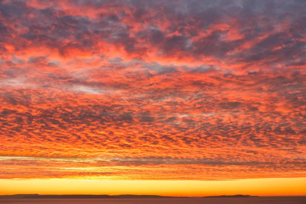 Şiddetli Orange Sunrise Sky ve dramatik uskumru bulutu oluşumu