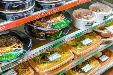 Tokyo, Japonya - 13 Ekim 2014: Tokyo, Japonya 'da 7-Eleven mağazasında ambalajda anında soğuk yemek satışı. Japonya 'daki konforlu mağazada yemek için hazır..