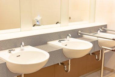 Zarif banyo içi wastafel, beyaz lavabo, duş ve küvet.
