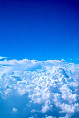Güzel mavi gökyüzünü kapat ve makro fotoğrafçılık arkaplanını bulutlandır