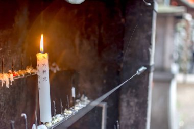 Fushimi 'deki kanji kelimeleriyle ayinsel mum yıldırımı.