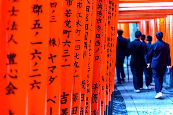 Red Torii gates in Fushimi Inari shrine with hordes of Japanese — Stock Photo, Image