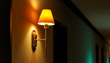 Geceleri modern otel lambası binanın içinde. Dekoratif lambalar. Sıcak sarı ışığı olan sihirli bir lamba. Boşluğu kopyala