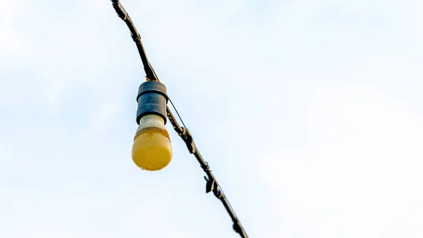 Sluiten outdoor decoratieve lamp opknoping van de top. Geïsoleerd op witte achtergrond — Stockfoto