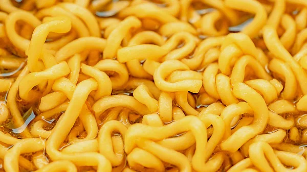 Erişte fincanını ya da hazır erişteyi kapat. Makro fotoğraf dokusundan manzaralı bir fincanda şehriye çorbası.