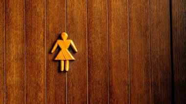 Tuvalet kapısında, tahta zeminde tuvalet tabelası. Tuvalet tabelası - Tuvalet tabelası - Kahverengi ton. WC / Tuvalet simgeleri ayarlandı..